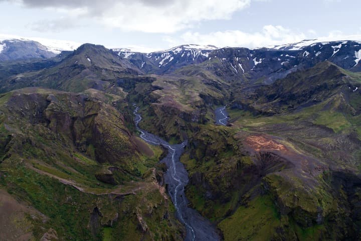 que ver en islandia, valle de la montaka de thorsmork, senderos y rios en medio de zonas verdes - weroad