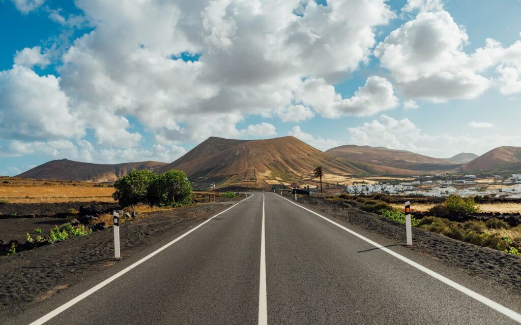 autopista con al fondo montaña en lanzarote - weroad