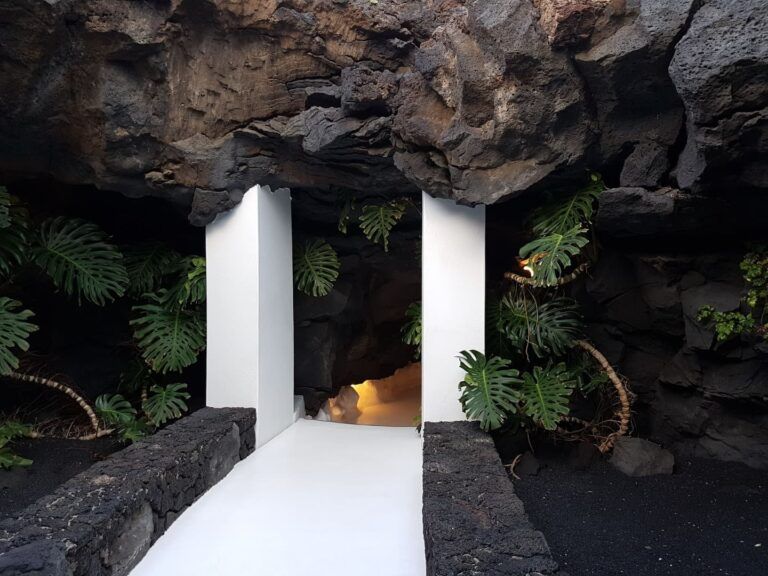 entre las cosas que ver en lanzarote, puerta construida en una roca natural, obra de cesar manruique - weroad