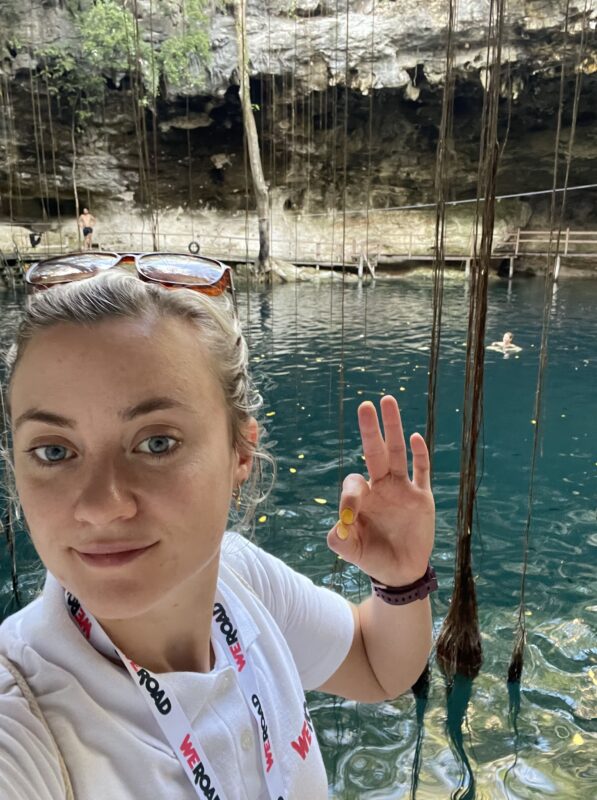 selfie de coordinadora weroad cerca de un cenote en méxico