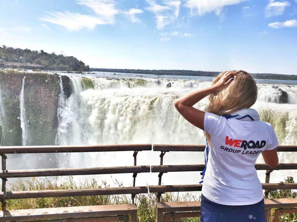 chica de espaldas con camiseta de weroad mirando las cataratas de iguatzu