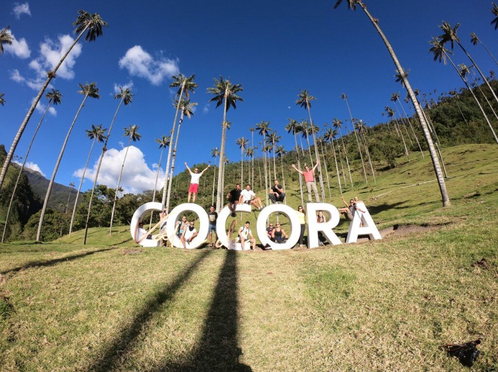 viajeros de weroad subidos a la enorme escrita cocora en este valle que ver en colombia
