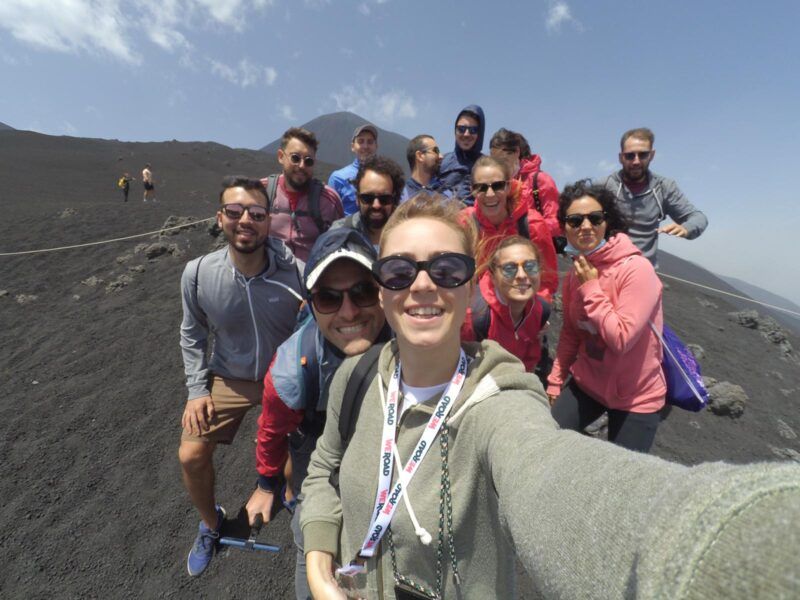 selfie de grupo de viajeros weroad encima del volcán etna