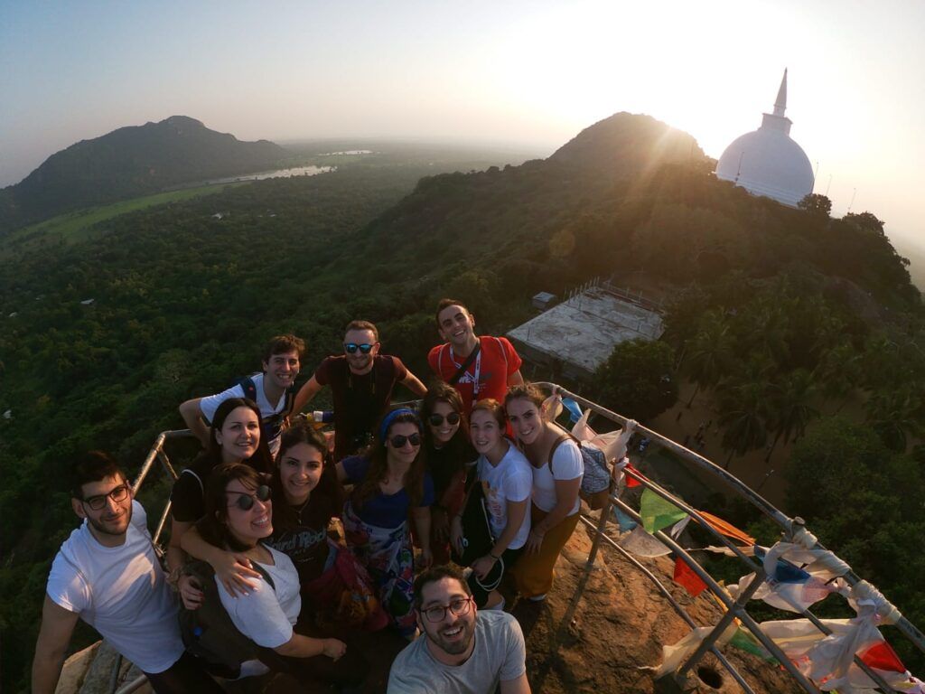 selfie grupo viajeros weroad en un promontorio con detrlás bosque y el templo de anuradhapura