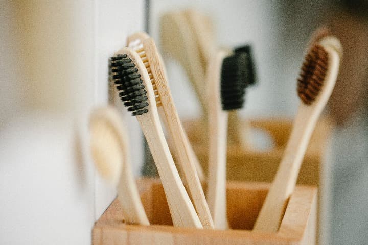 cepillos de dientes en bambu, uno de los accesorios de viaje eco friendly más importantes - weroad