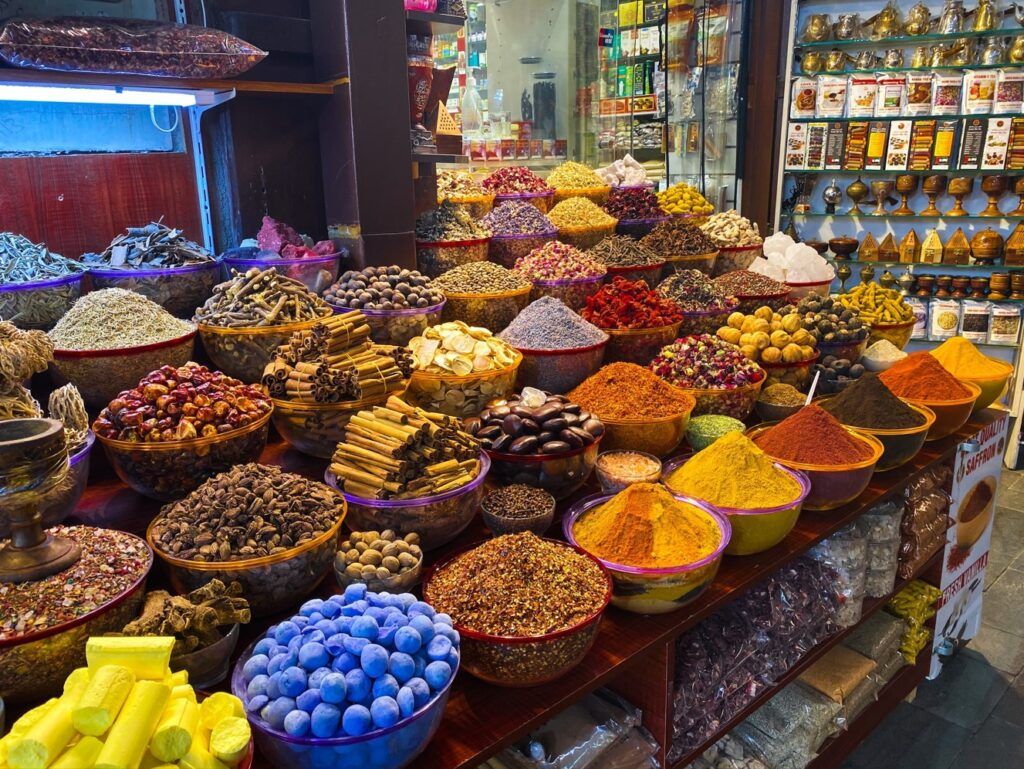espécias y productos de muchos colores en un mercado en dubái - weroad