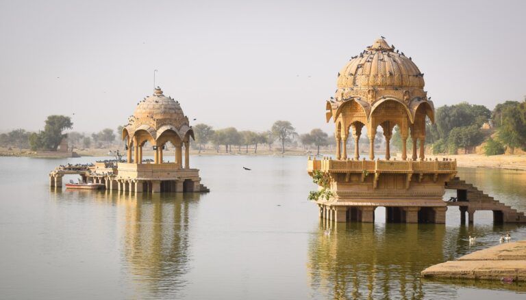 estructuras con escaleras que sobresalen del agua en la oasis de jaisalmer en el desierto del thar - weroad