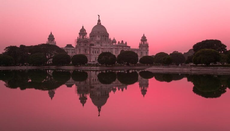 edificio en kolkata, una de las cosas que ver en india, cielo rosa detrás - weroad