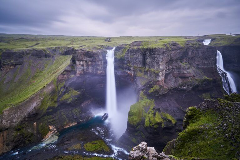 cascada de haifoss vista desde el cielo, alrededor formaciones rocosas y verdes - weroad