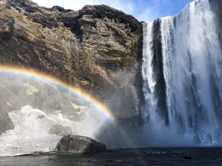 una de las cascadas en islandiacon delante un arcoiris - weroad