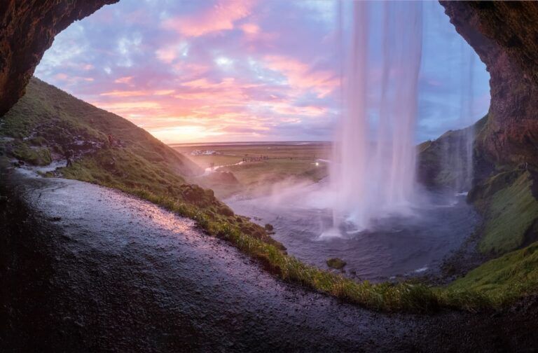 cascada de seljalandsfoss desde el camino que pasa por detrás - weroad