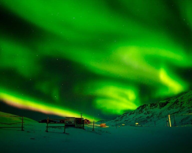 cielo de color verde y negro, aurora boreal en noruega - weroad