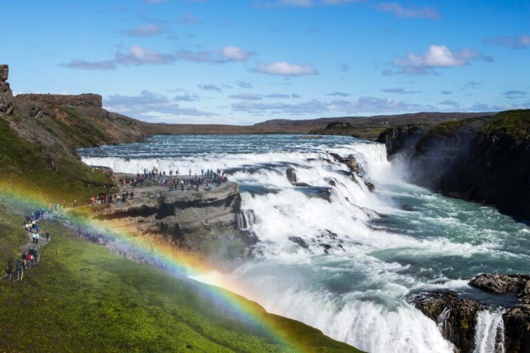 cascada de gullfoss en islandia, se aprecia un arcoiris en primer plano - weroad