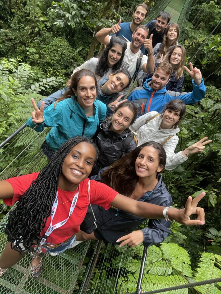 selfie de grupo de viajeros weroad en el puente colgante Wilford Guindon de monteverde, algo que ver en costa rica