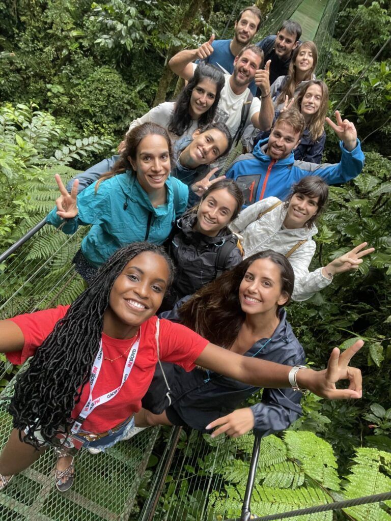 selfie de grupo de viajeros weroad en el puente colgante Wilford Guindon de monteverde, algo que ver en costa rica