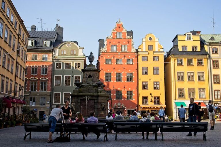edificios de colores en gamla stan, barrio que ver en estocolmo - weroad
