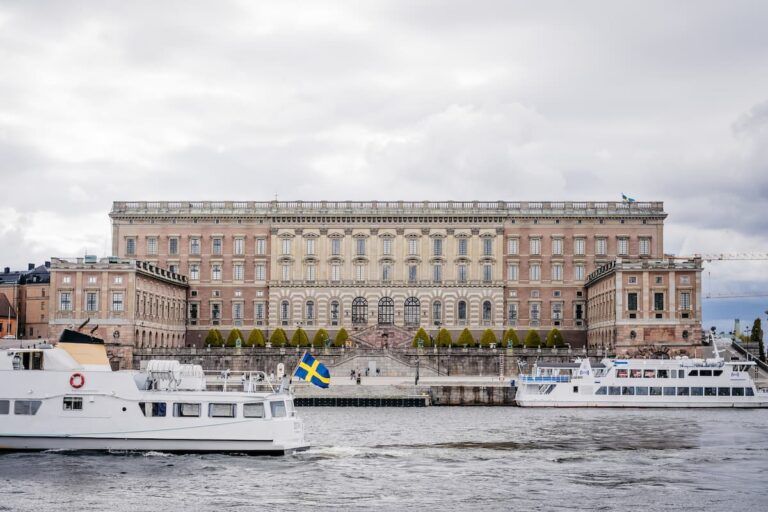palacio real de estocolmo visto dese el rio - weroad