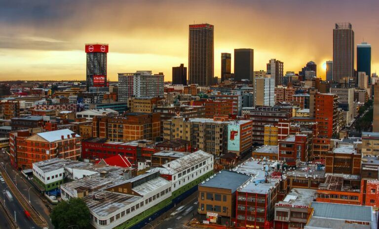 edificios y rascacielos de la ciudad de johannesburg en sudáfrica, detrás puesta del sol - weroad