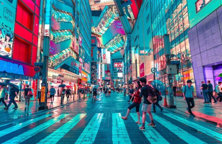 paso de cebra rodeado de edificios modernos y con luces azuladas en tokio - weroad