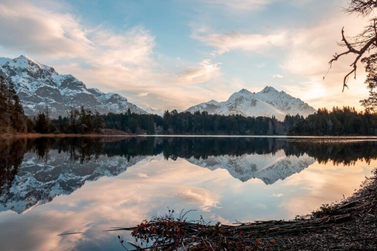 montañas reflejadas en agua en san carlos de bariloche, lugar que ver en argentina - weroad
