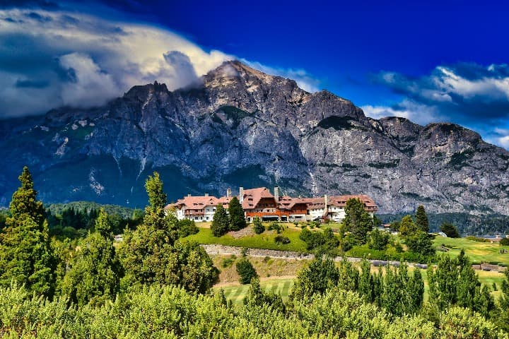 montaña al fondo, casas y vegetación en san carlos de bariloche, argentina - weroad