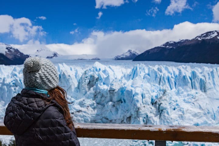 chica de espaldas mirando el glaciar del perito moreno, algo que ver en argentina - weroad