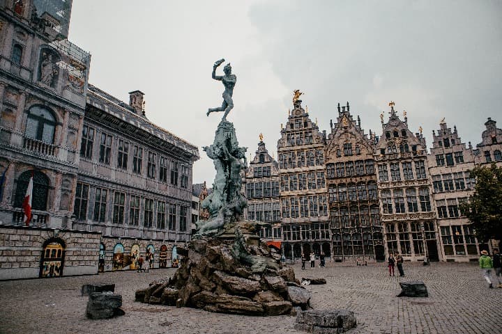estatua en el centro histórico de amberes, ciudad que ver en bélgica - weroad
