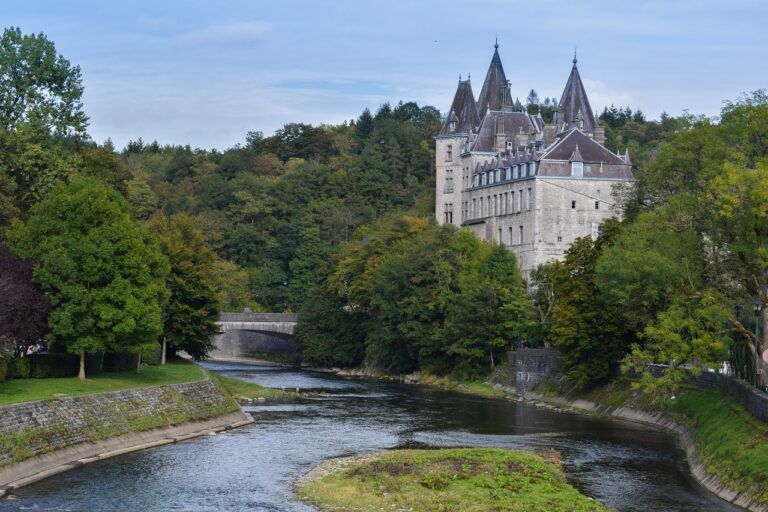 chateau des comptes d'ursel en medio de un bosque y con un rio, algo que ver en bélgica - weroad