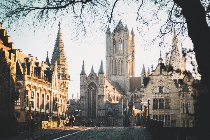 iglesia y edificios en el centro de gante, en bélgica - weroad
