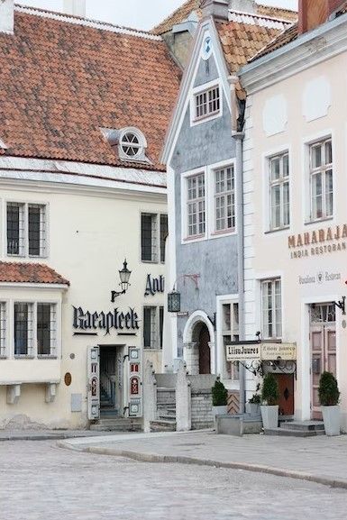 edificio de la farmacia raeapteek en medio de otros edificios que ver en tallin - weroad