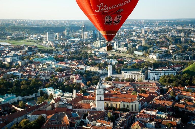 globo aerostático rojo y dentro de la ciudad de vilna vista desde el cielo de fondo - weroad