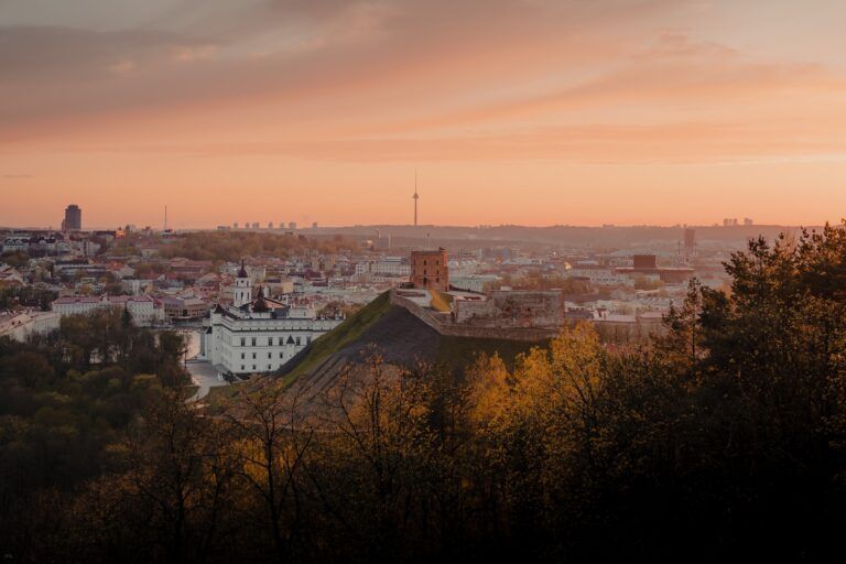 ciudad de vilnus vista desde una montaña al atardecer - weroad
