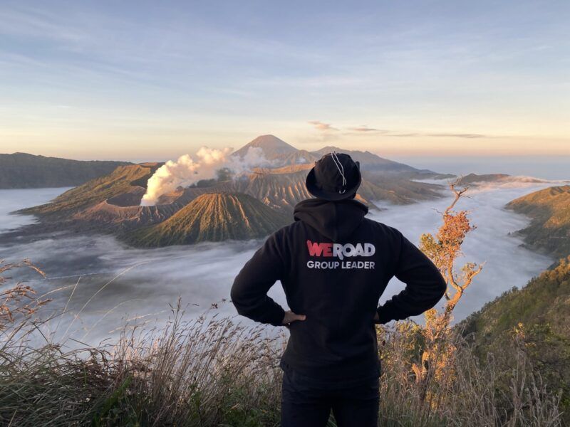 group leader de weroad de espaldas mirando el monte bromo en bali