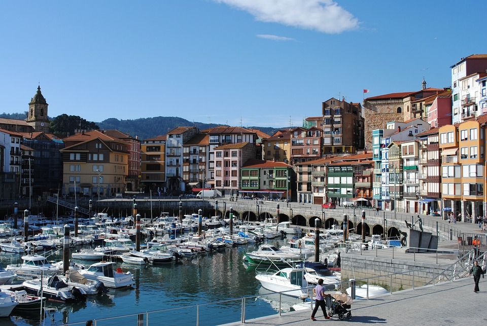 barcos y edificios en el puerto de bermeo, pais vasco - weroad