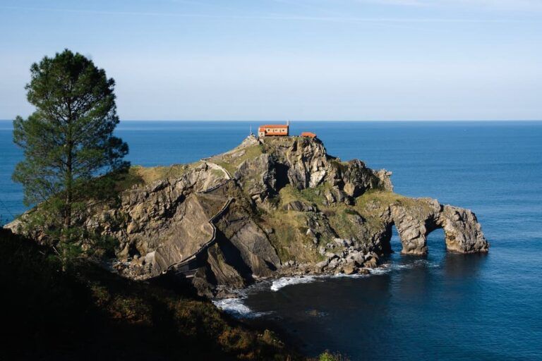 promontorio San Juan de Gaztelugatxe, algo que ver en el pais vasco