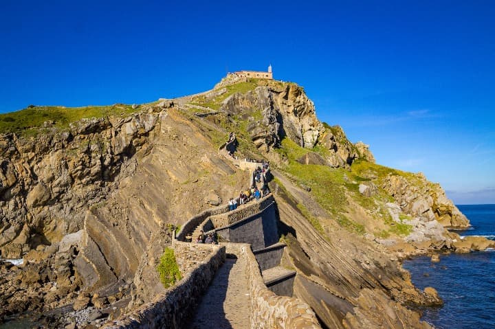 sendero en la ladera de una roca en San Juan de Gaztelugatxe - weroad