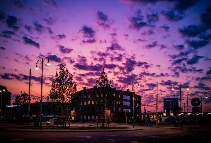 edificio en gotemburgo, ciudad que ver en suecia, cielo lila con nubes