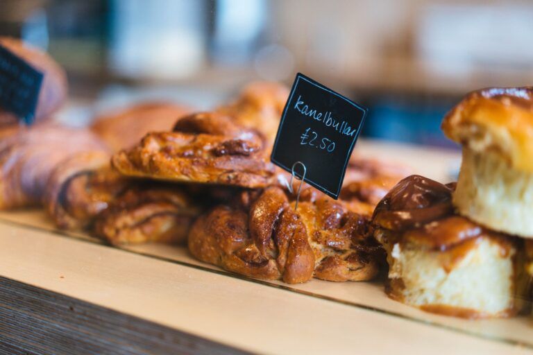 postres kanelbullar en una panederia con un cartel que indica el precio