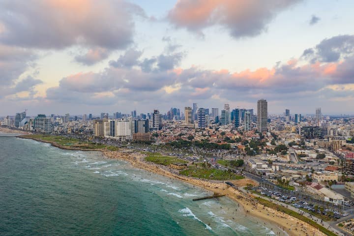 skyline de tel aviv y mar, rascacielos y playa - weroad
