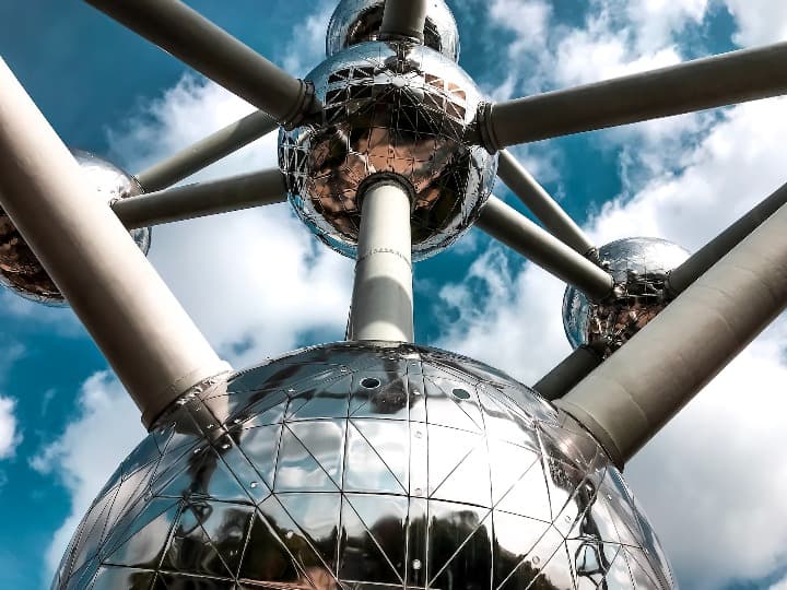 atomium visto desde abajo, algo que ver en bruselas - WeRoad