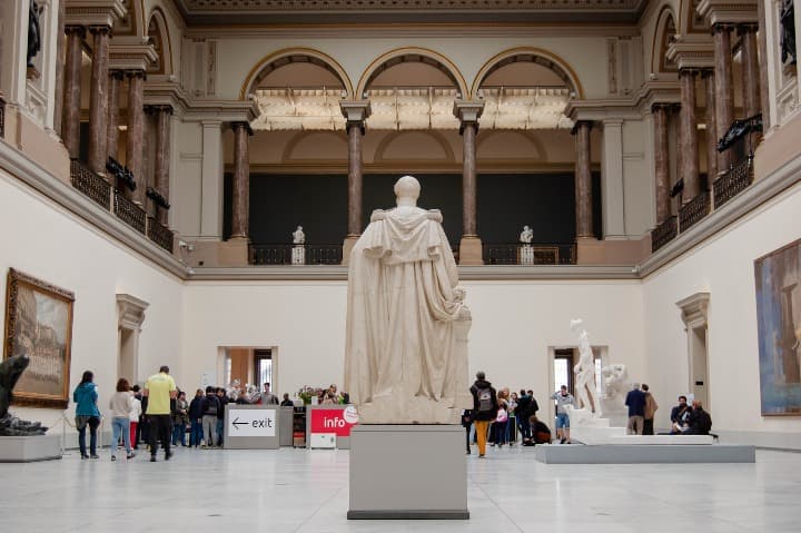 estatua blanca vista de espaldas en el museo real de bellas artes en bélgica - weroad