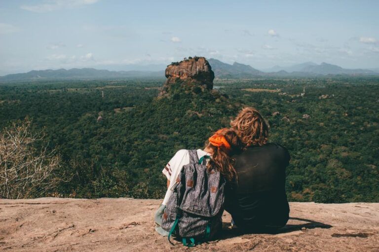 pareja de espaldas en un paisaje de montaña - weroad