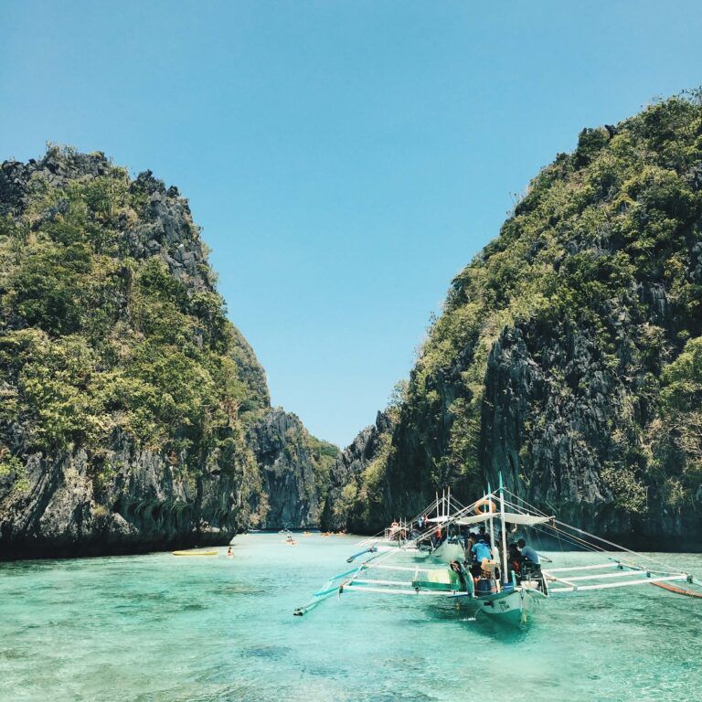 barco atravesando una zona de rocas en el nido, lugar que ver en filipinas - weroad