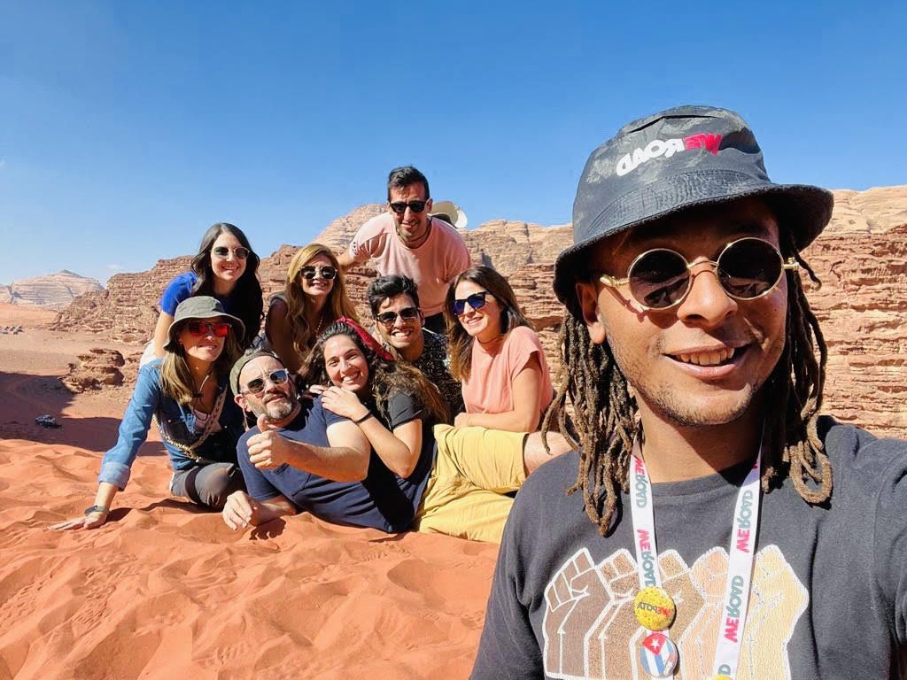selfie de grupo de viajeros weroad en el desierto de jordania. destino perfecto para un viaje aventura