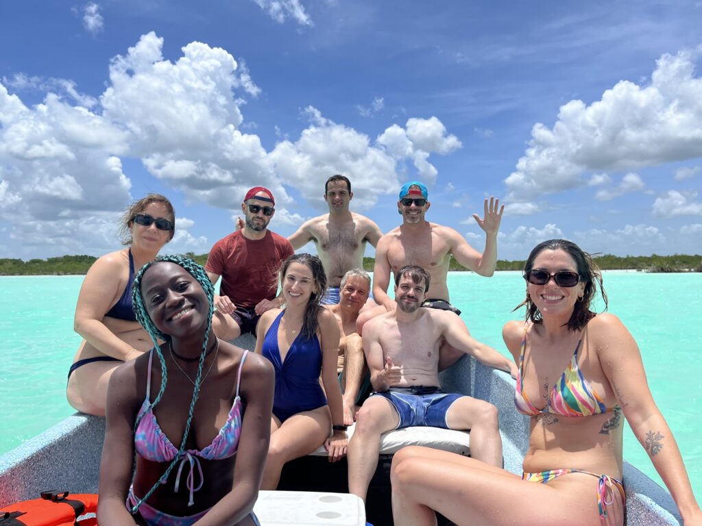 grupo de viajeros weroad en un barco en una playa de méxico, lugar donde viajar en invierno - weroad