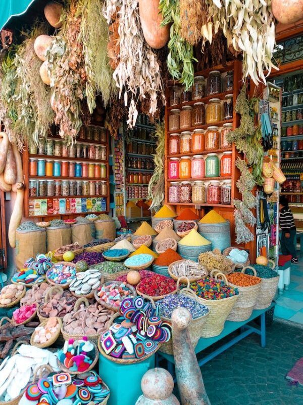 cestas con especias y souvenirs coloridos en marrakech