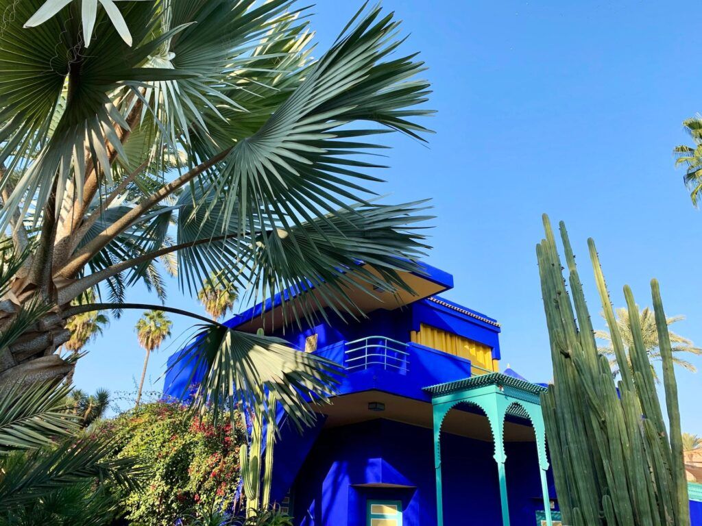 edifico azul y amarillo en los jardines majorelle, algo que ver en marrakech