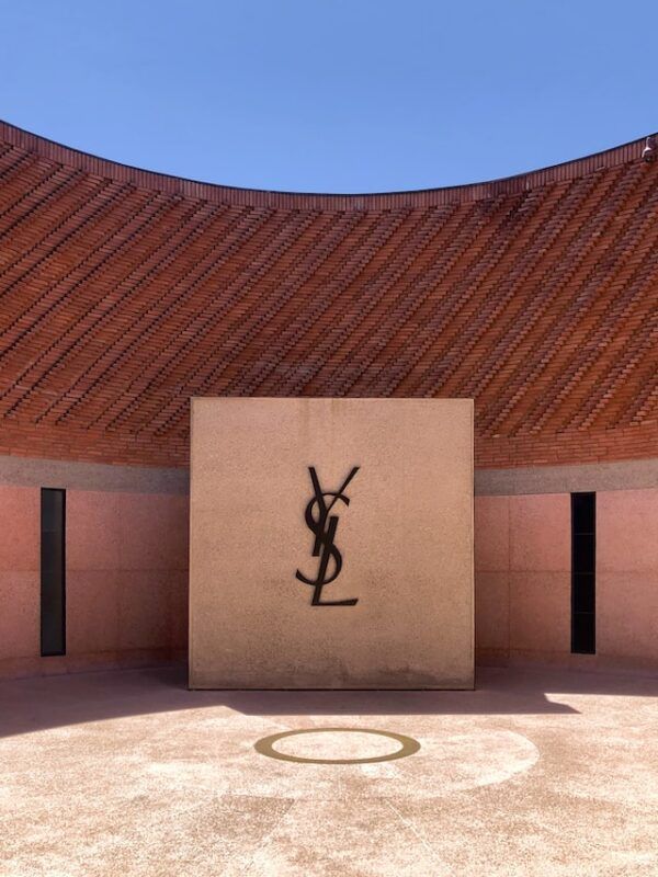 símbulo de yves saint laurent en el museo dedicado en marrakech