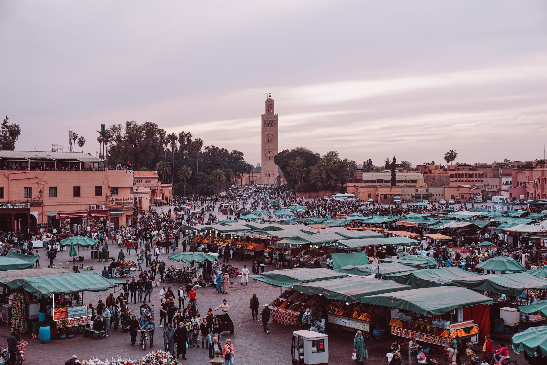 plaza de marrakech con puestos de mercado