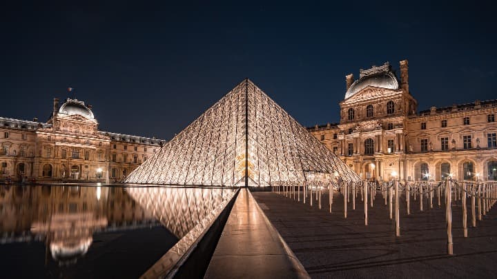 piramide de cristal en el exterior del museo louvre, algo que ver en paris en 3 dias - weroad
